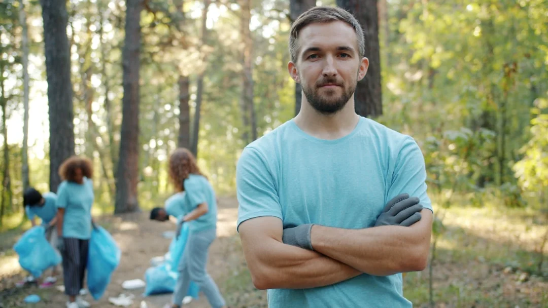 Un professionnel de santé, équipé de protections, désinfecte un réfrigérateur afin de garantir la sécurité et la propreté.